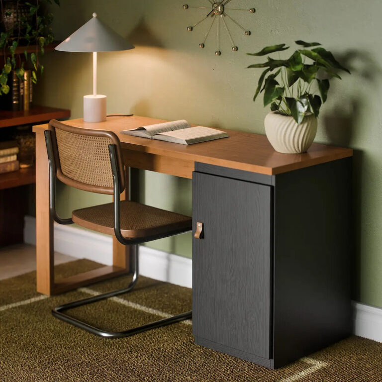 Escrivaninha Mesa Home Office De Escritório Para Notebook Computador PC Com Prateleira E Porta – Star Paris Cor Preto Canela